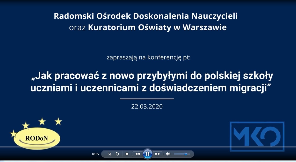 niebieskie tło, na którym jest napis Radomski Ośrodek Doskonalenia Nauczycieli oraz Kuratorium Oświaty w Warszawie zapraszają na konferencję pt. Jak pracować z nowo przybyłymi do polskiej szkoły uczniami i uczennicami z doświadczeniem migracji. data 22.03.2022. Poniżej z lewej strony logotyp RODON i z prawej MKO