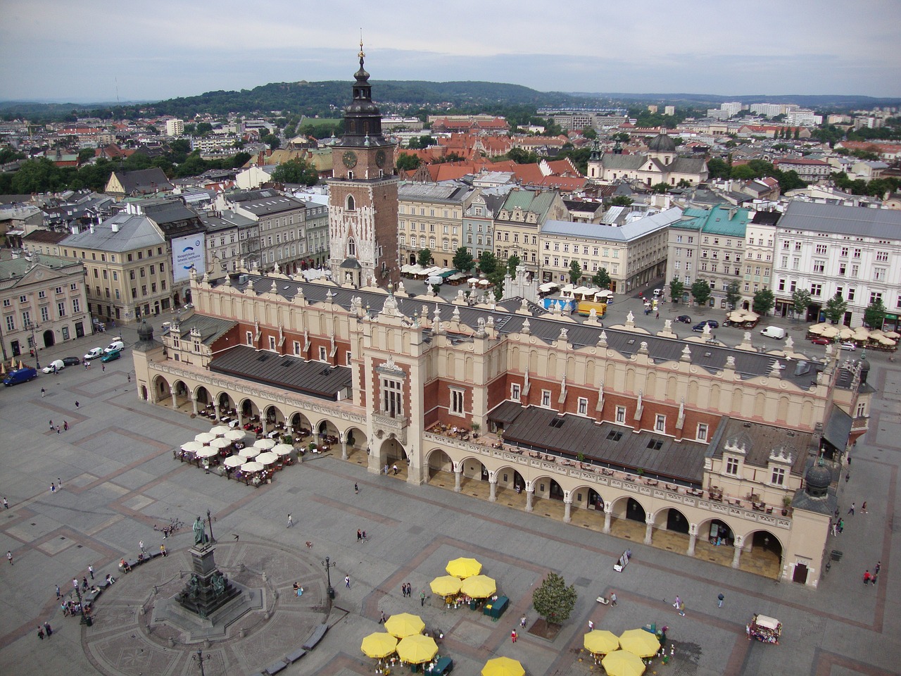 zdjęcie z lotu ptaka rynku w Krakowie. W centrum kadru sukiennice. Wokół kamienice. zdjęcie z pixabay.com