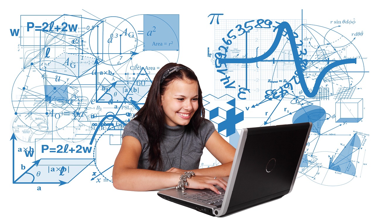 zdjęcie dziewczynki przed komputerem. W tle wzory matematyczne, rysunki