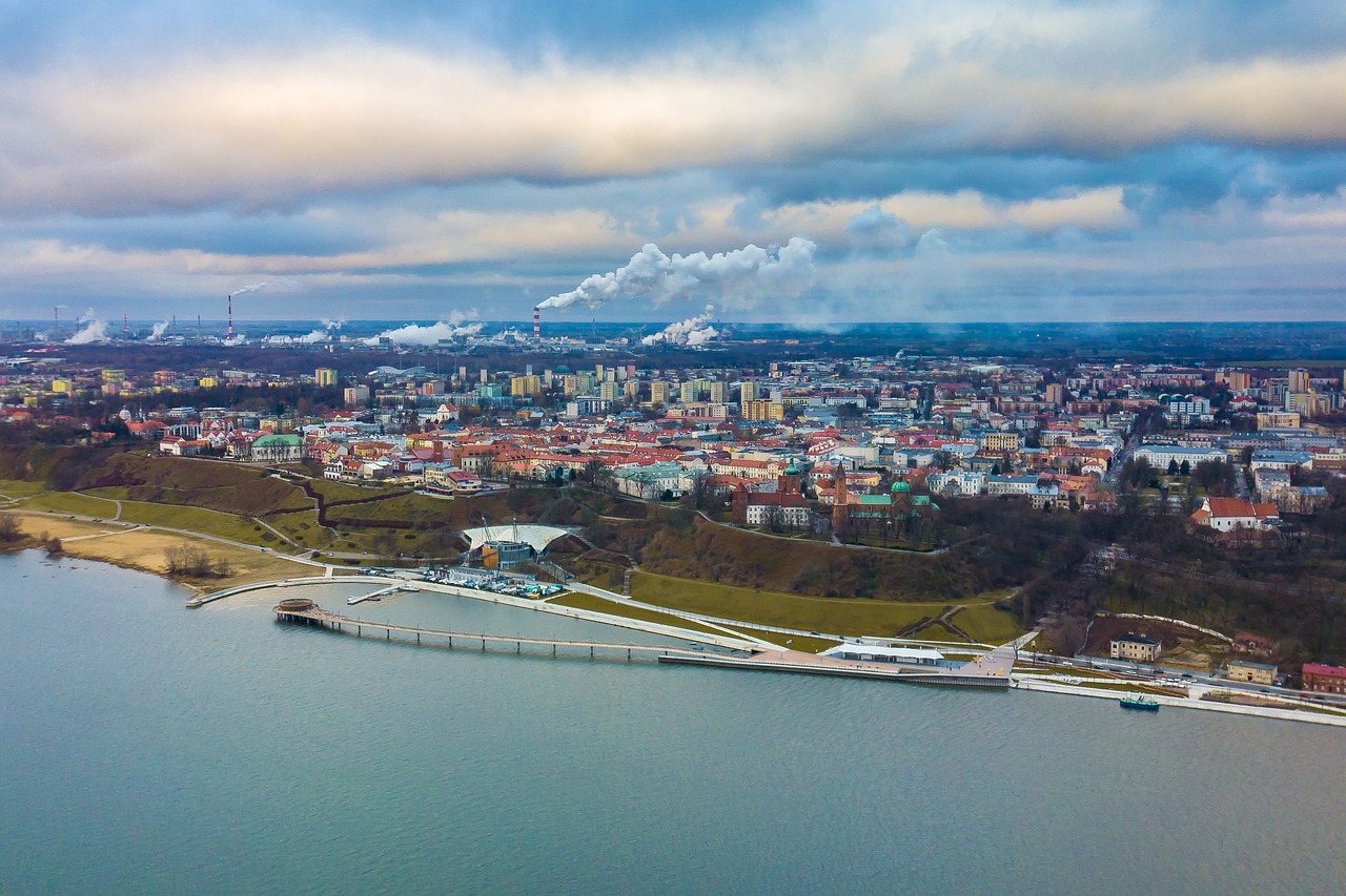 zdjęcie panoramy Płocka, w oddali widać rafinerię. zdjęcie z www.pixabay.com