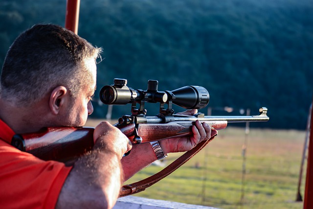 zdjęcie mężczyzny trzymającego karabin i przygotowującego się do strzału do celu